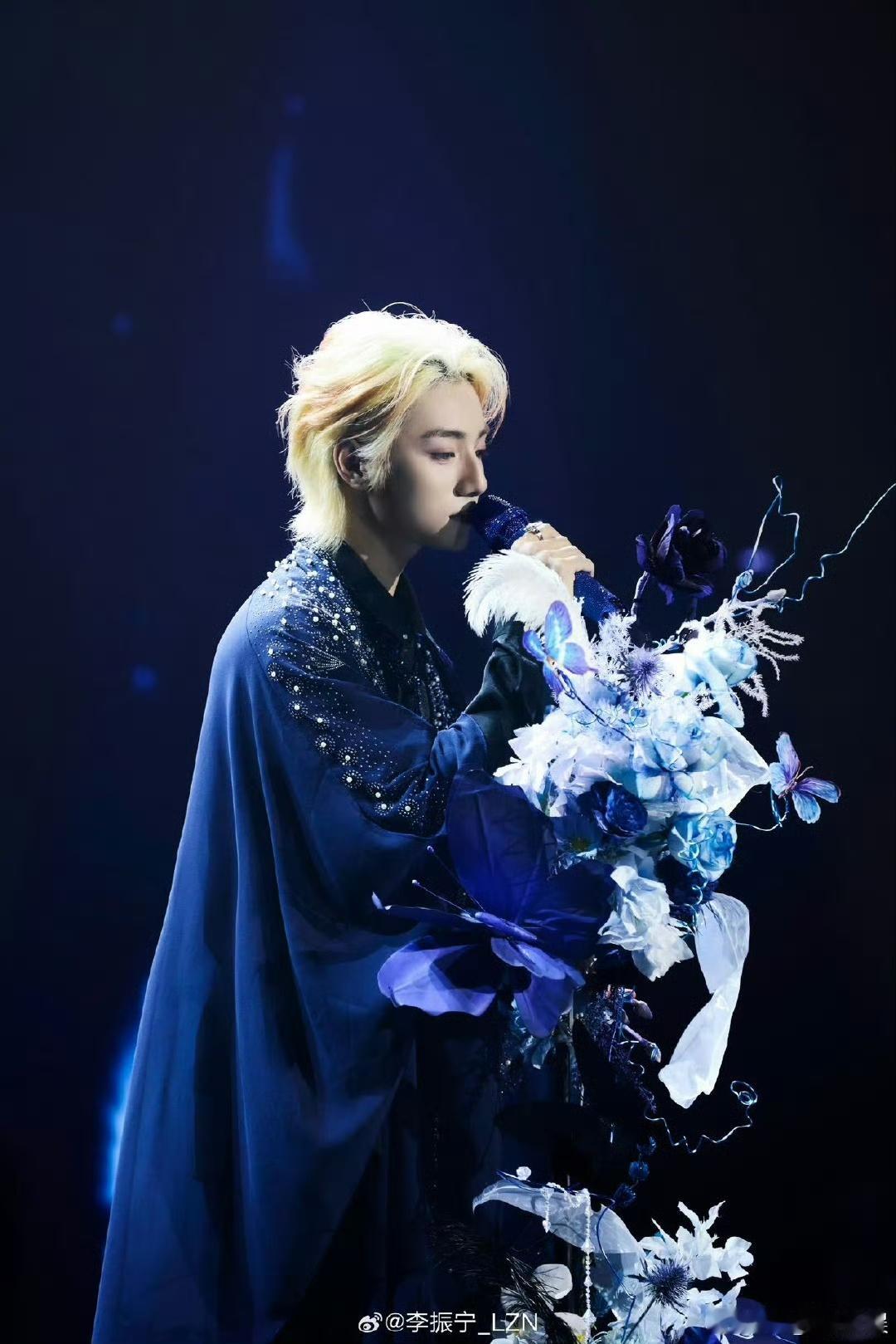 李振宁这次换我走向你们 生日会上，李振宁不仅唱歌，更读信、送礼、谢陪伴。他把粉丝