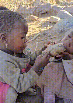 这是饿成什么样了，三个孩子抢着一只鸡吃，这鸡看起来还半生不熟的，看起来就挺恶心。