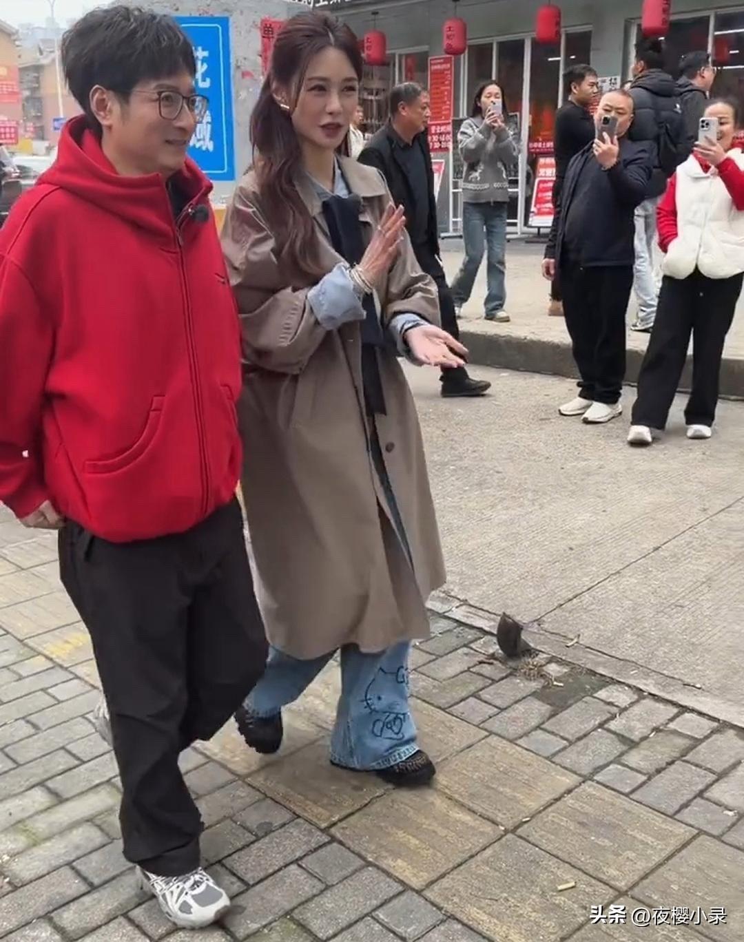 沈梦辰和维嘉在长沙街道上被偶遇，俩人并排而走，沈梦辰穿着牛仔裤，长外套，身材看着