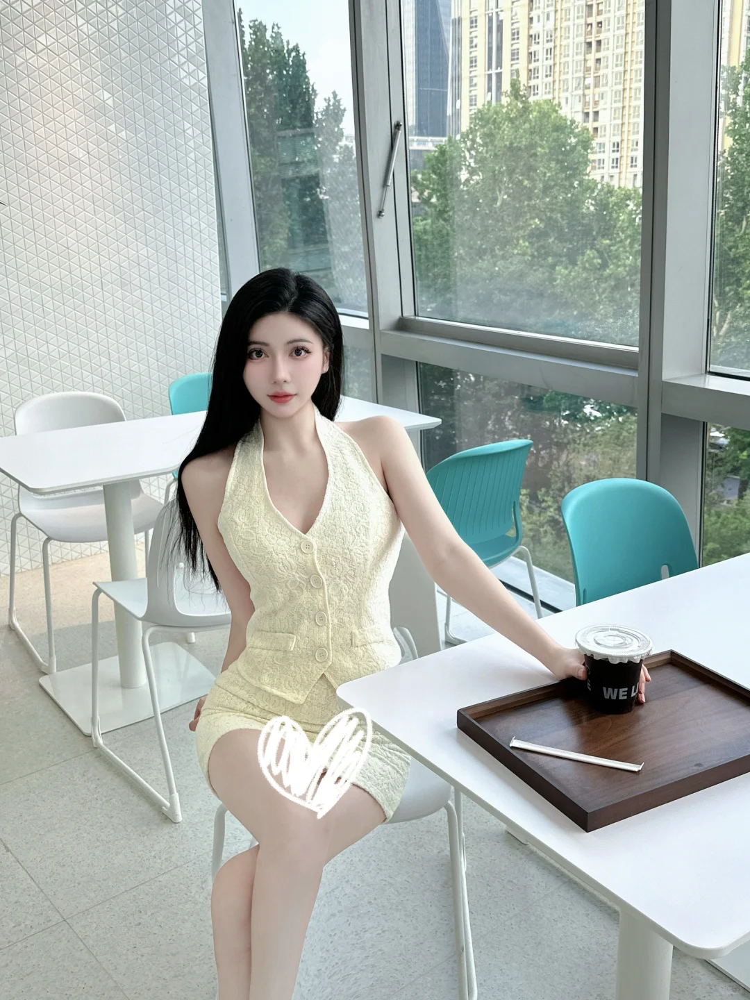 淡黄的长裙👗蓬松的头发