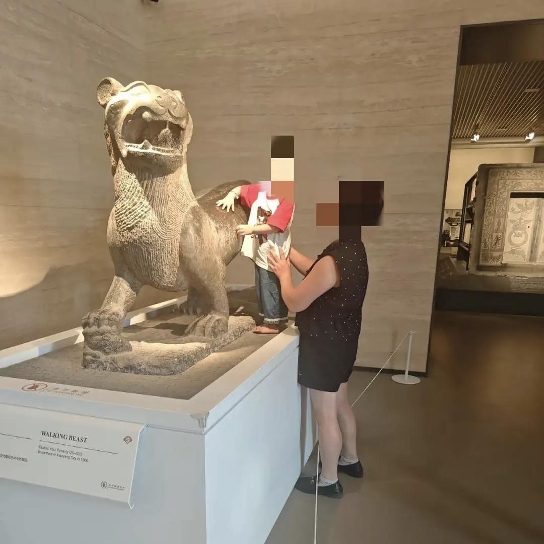 陕西西安，一家博物馆，今年5月才把东汉石走兽的复制品换成真品展出。有个小男孩光脚