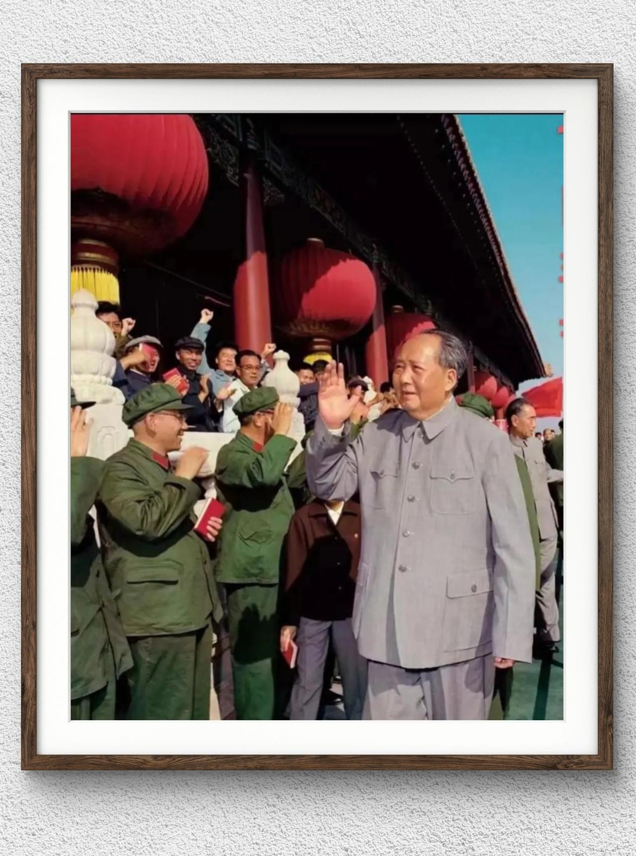 1966年10月1日，毛主席在天安门城楼上与首都军民共度国庆佳节。