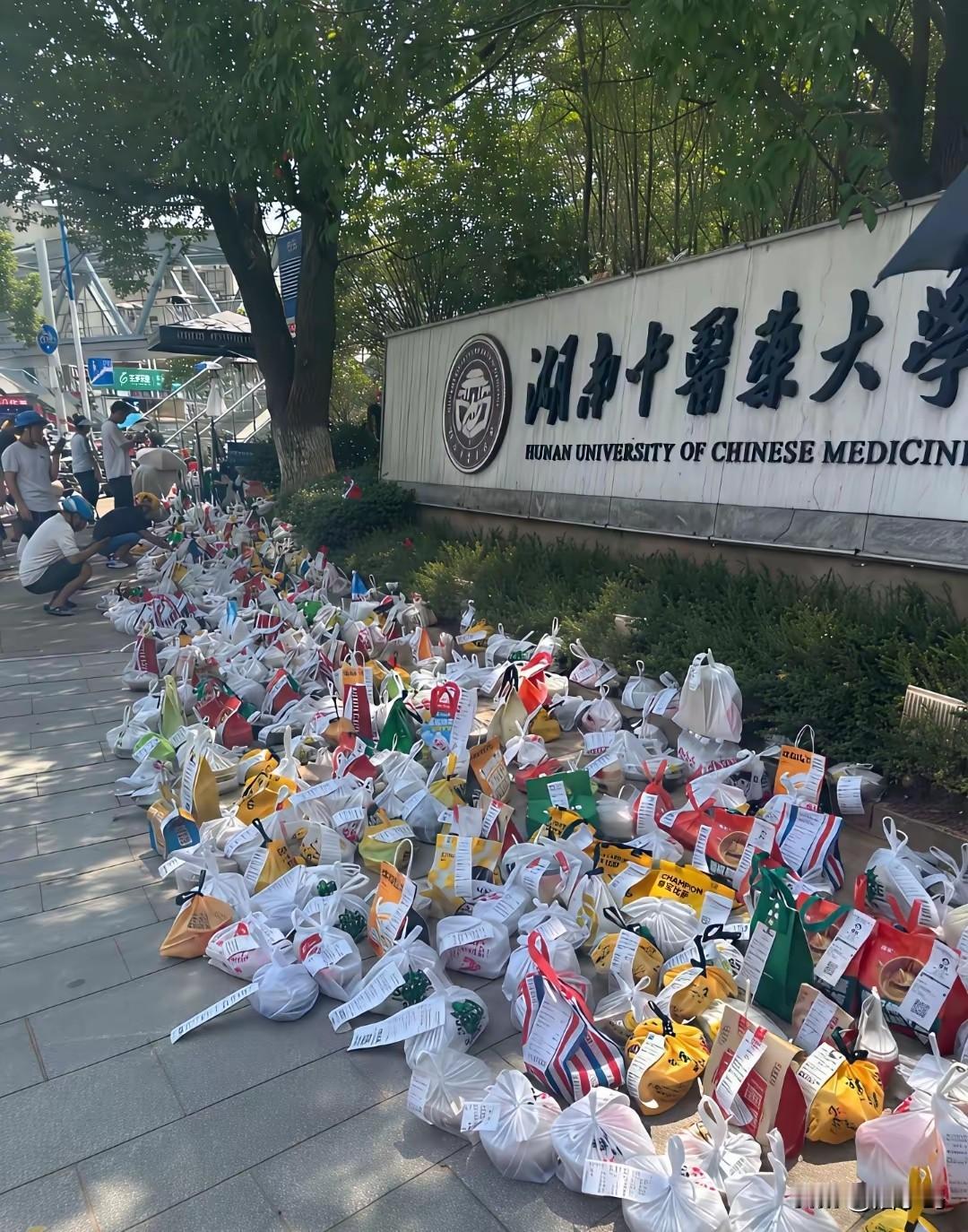 西医吃外卖也就算了，
中医也吃外卖，我记得去医院看病，不管中医还是西医，医生第一