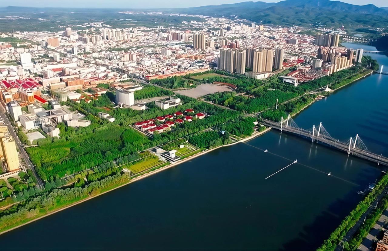 说实话，我以前真没把西峡当回事。一个"八山一水一分田"的豫西南小县，能翻出啥浪花