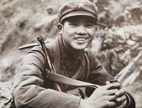 1979年，对越反击战中，一个战士奉命去前线送信，谁知他刚一赶到，就发现阵地已经