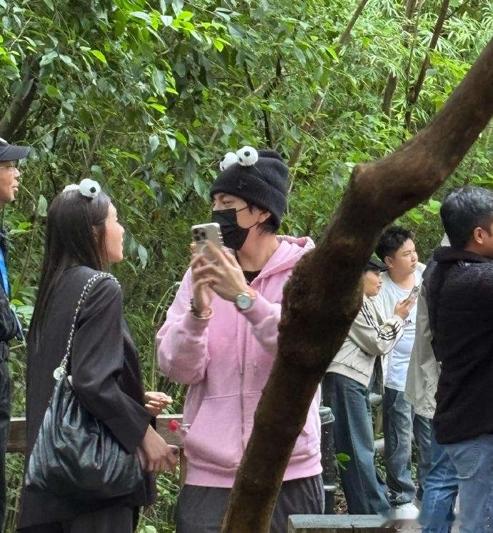 #王大陆和女友看大熊猫# 网友偶遇王大陆和女友沐轩看大熊猫。 ​​​