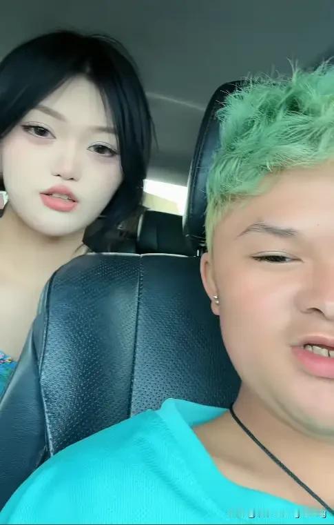 小马云也是好起来了！女朋友年轻又漂亮！