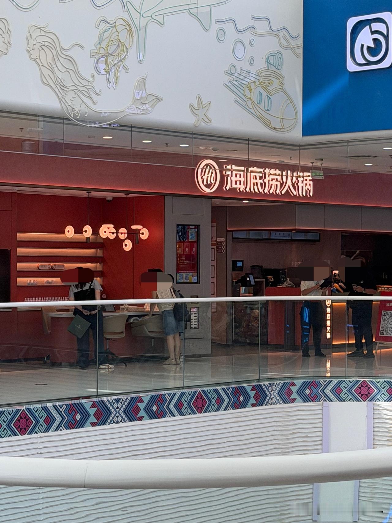 南宁万达茂呼声很高的海底捞开业了，孩子们约我吃午饭，本嚷嚷着要来吃火锅，结果到了