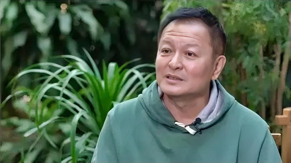 一觉醒来，厦门金鹰电影节直接火出圈了！《沉默的荣耀》首映现场掌声就没停过，导演杨