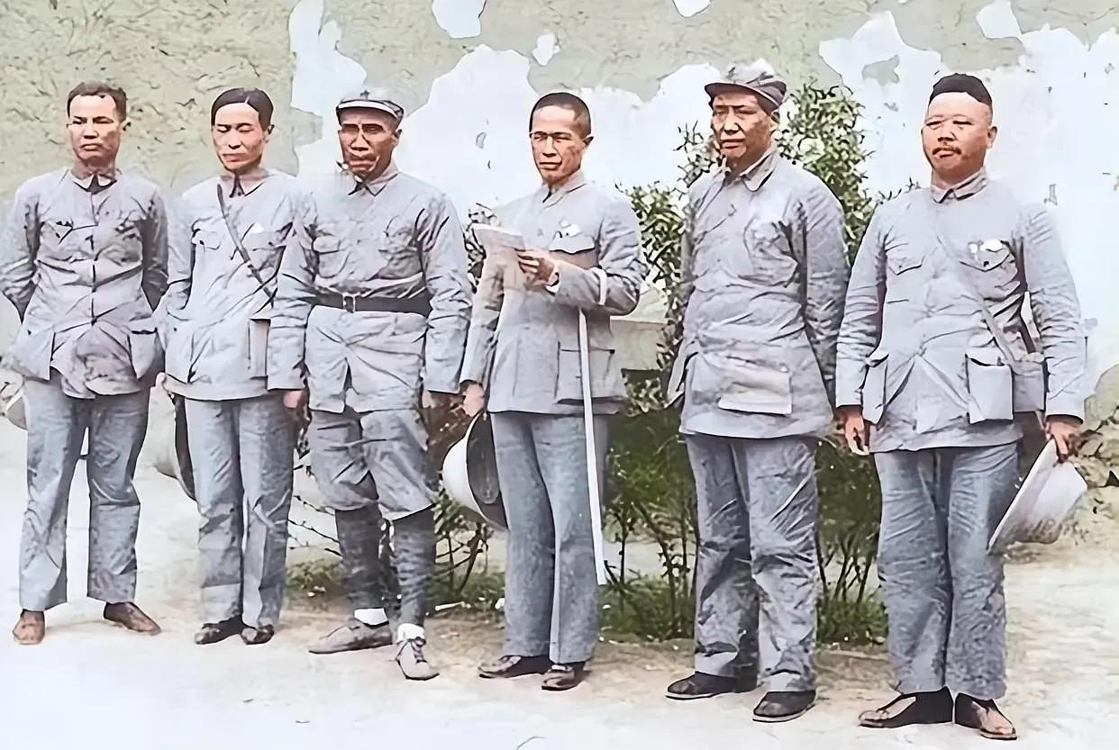 站在毛主席右侧拿着稿子的人是谁？能够让出c位给别人，凸显毛主席的伟大。淡泊名利的