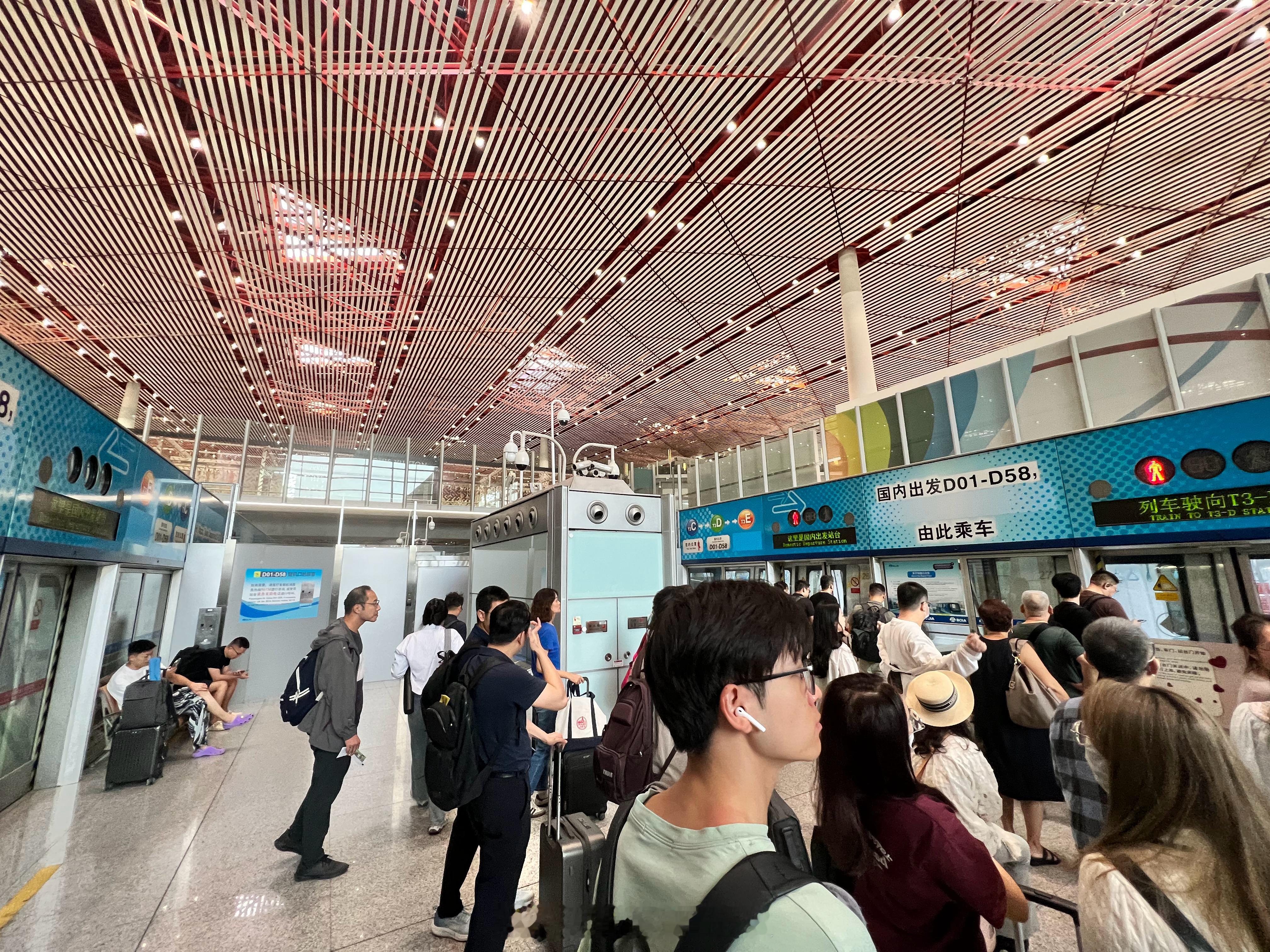 首都机场设计的就是一坨屎，D登机口本来就够远的吧。去坐小火车这个地方，往过走的时