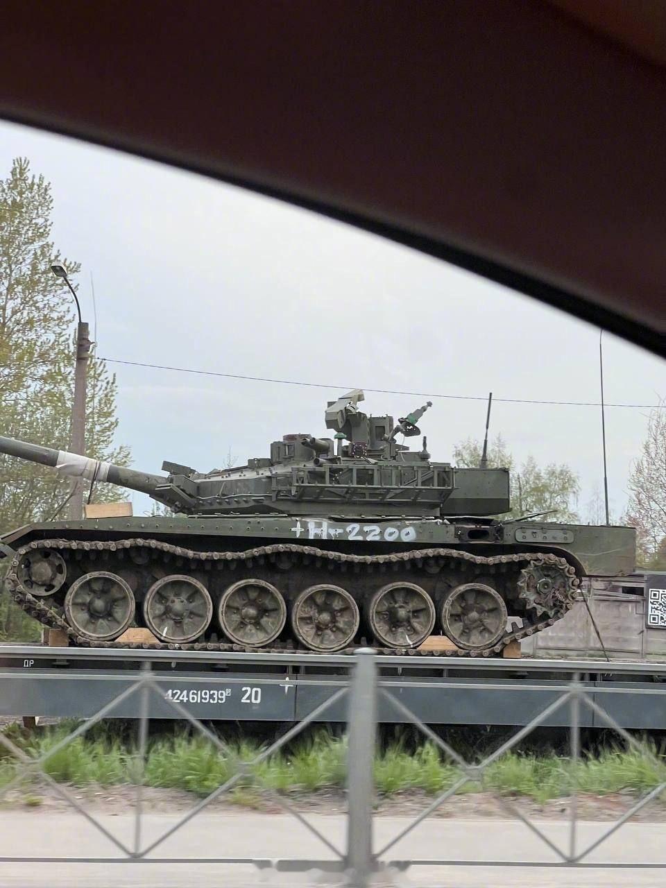 俄乌局势新进展 受损的 T-90M 坦克正在运往 UVZ 进行翻新。其中一些如图