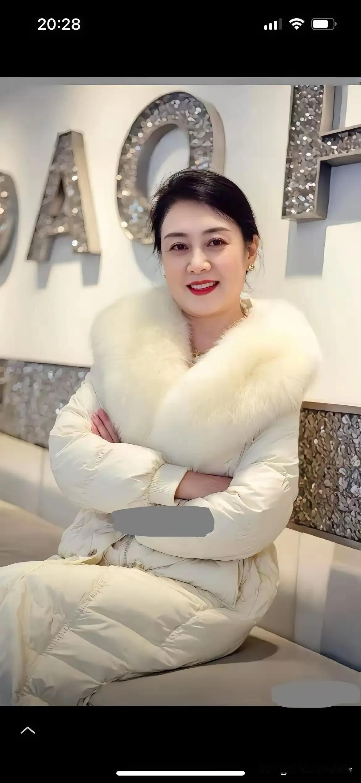 赞佳人

佳人气质实难描，
六十开外岁藏娇。
岁月无痕颜未老，
风姿绰约韵轻飘。