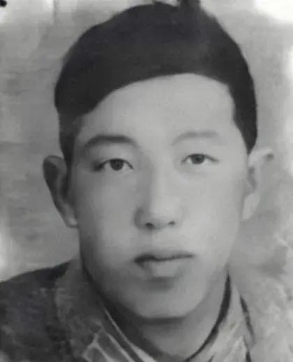 1963年，国庆阅兵上，一个年轻少尉站在天安门观礼台上，毛主席好奇的询问他的名字