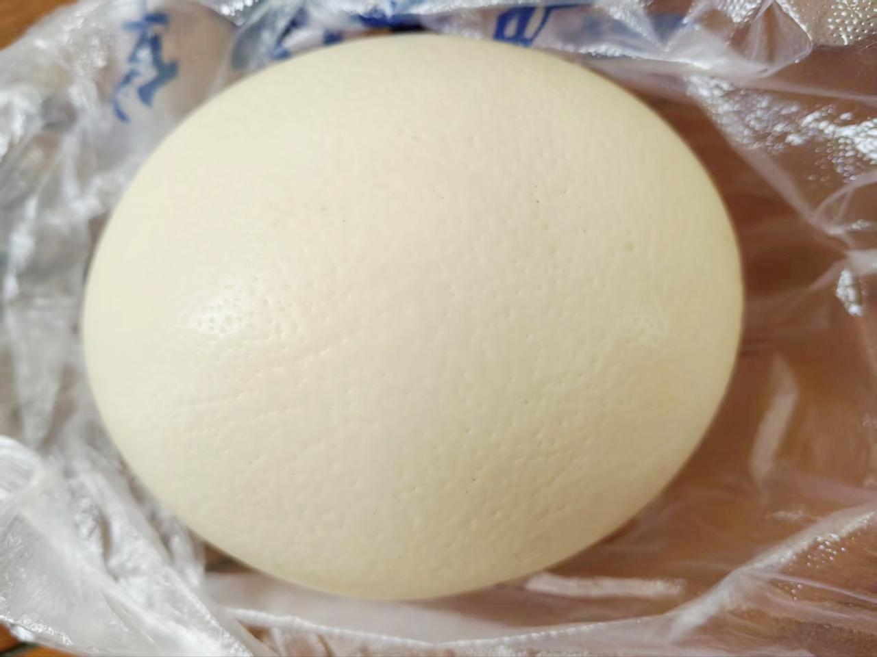 这玩意儿咋吃？
亲戚送我一颗鸵鸟蛋，以前也没吃过，炒着吃一次又吃不完，剩下的冷藏