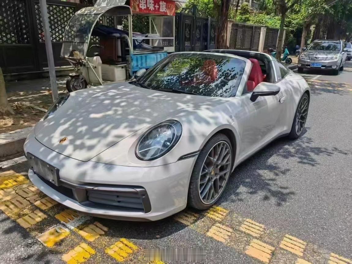 保时捷 911 Targa 4哑灰外观搭配黑红内饰黑色顶篷2023年03月上牌，