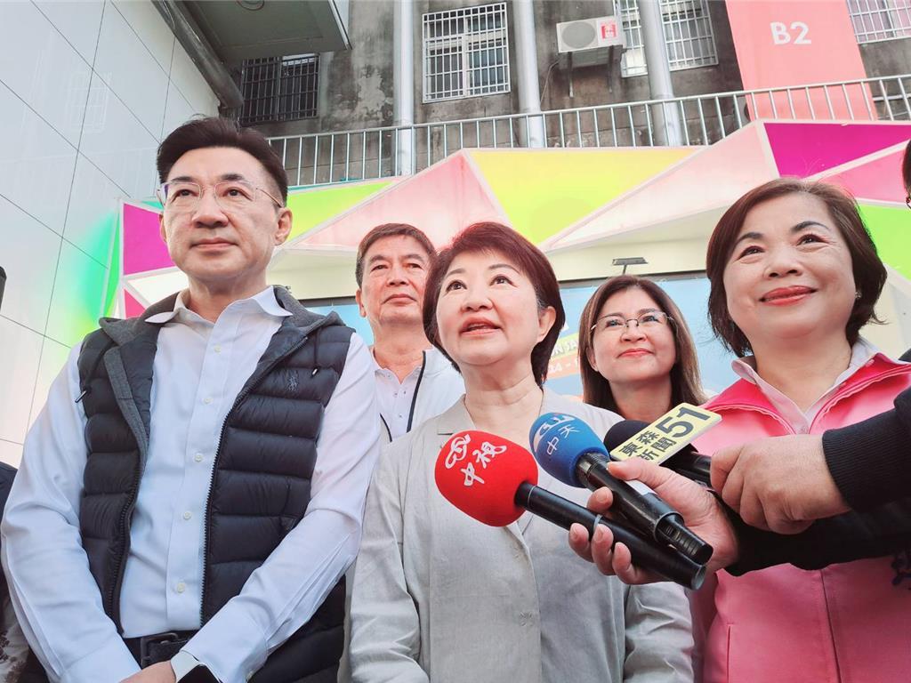 蓝营台中市长参选人之争 杨琼璎表态后首度与江启臣同台
明年九合一大选在即，国民党