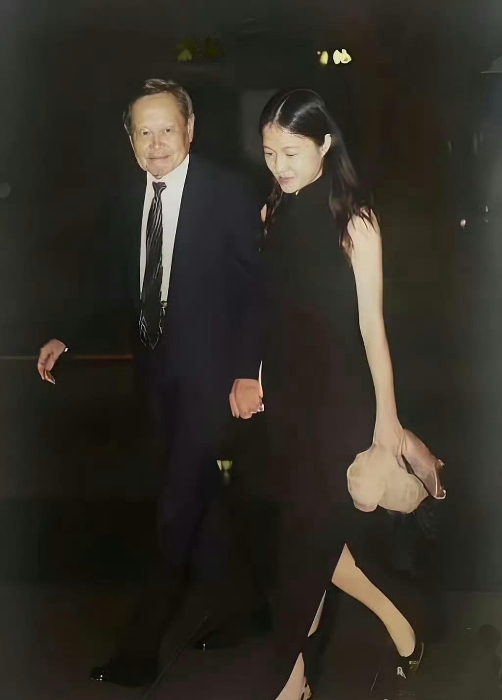 我对翁帆印象真挺好的，21年了，时间证明真爱，对晚年杨振宁是个很好的抚慰，活到1