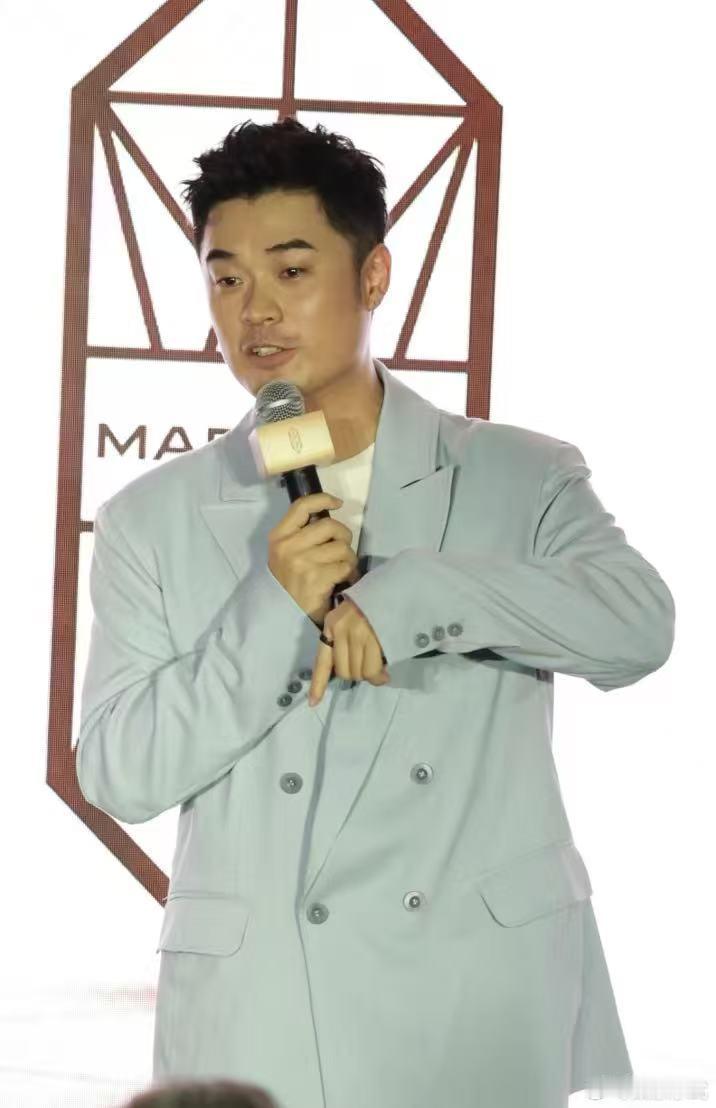 在上海看到了内娱熟人 以前百万MPV基本都是合资的天下，这次尊界上海首交来了不少