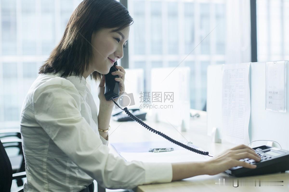那是独属于写信的慢时光。
我年少时跟着姥姥整理旧木箱，翻出厚厚一叠姥爷当年从部队