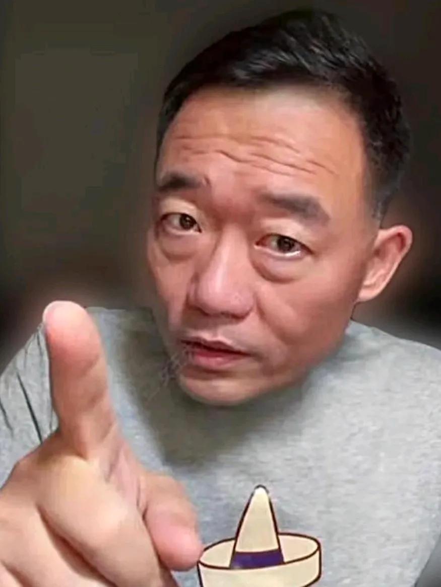德云社郑好真是太敢说了！刚刚郑好直播时表示：某些相声演员在节目上说，我拜干爹就是