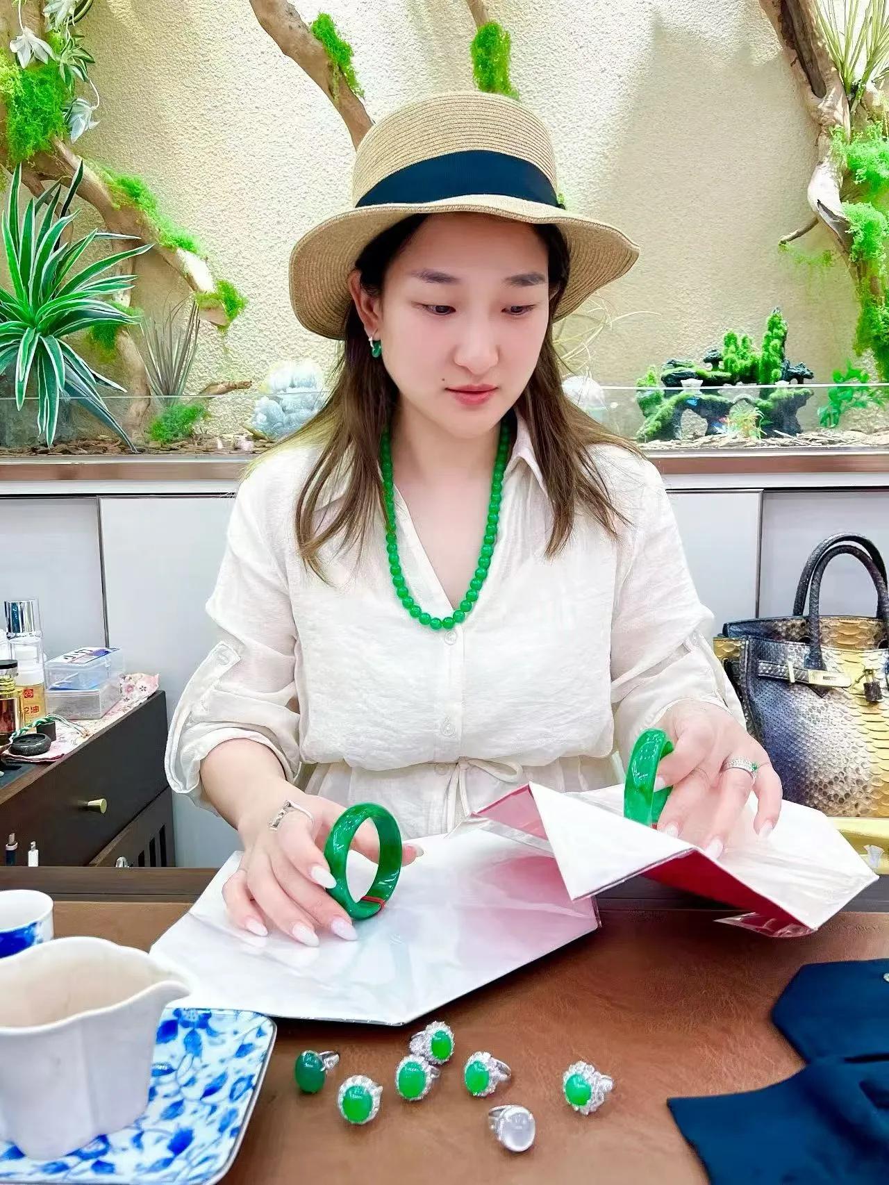 晒晒你们买到的漂亮翡翠来吧！别怂，五一假期晒图开战。都给我把家底亮出来——免费赏