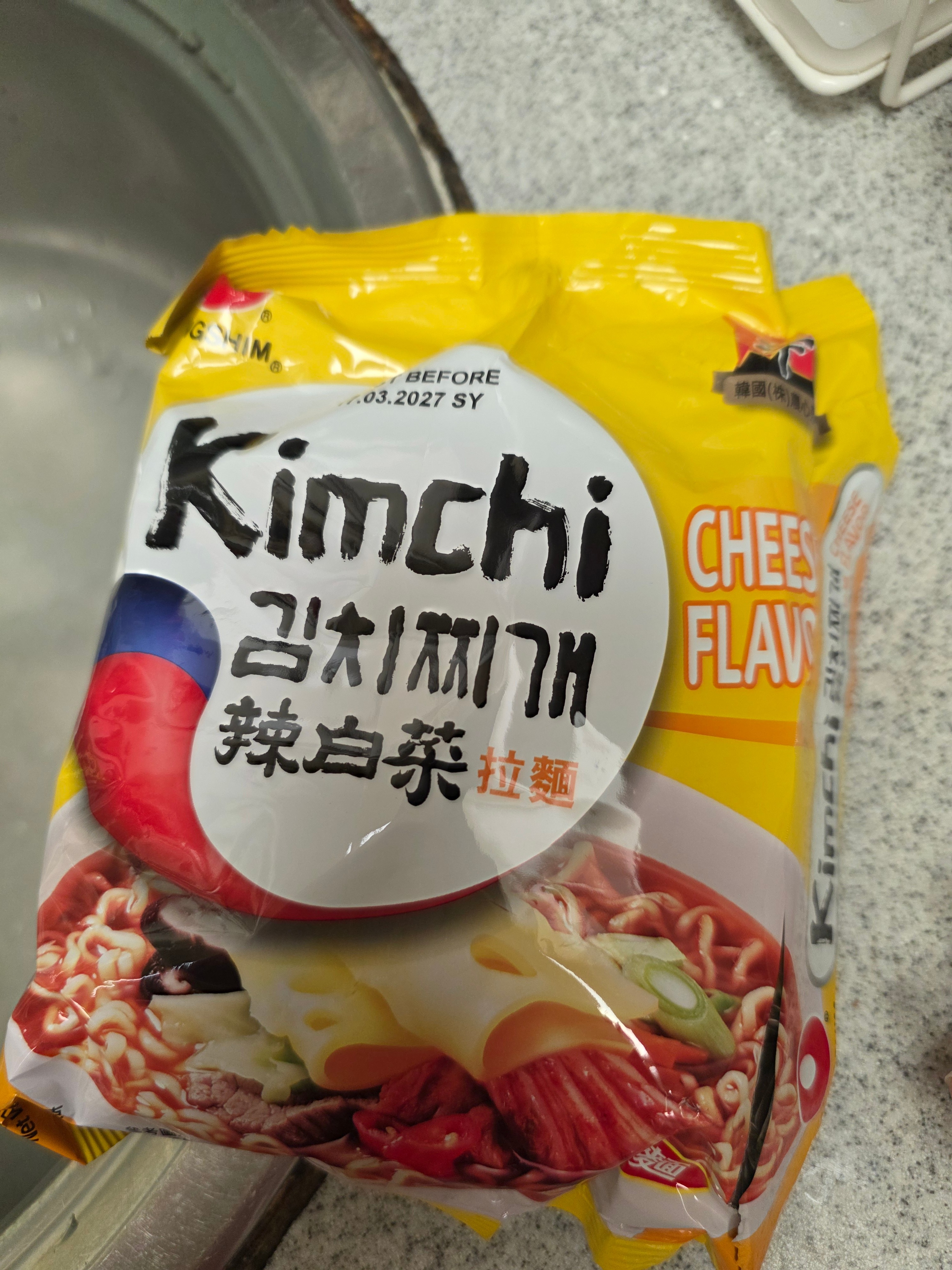 饿了睡不着我决定起來吃个辣白菜辛辣麵再去睡！ 