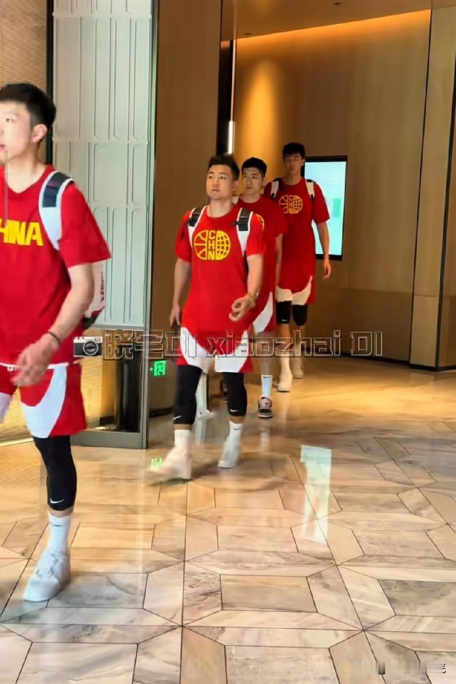 中国男篮集训队出发训练备战。

距离中国男篮对阵塞尔维亚FMP俱乐部比赛还有一天