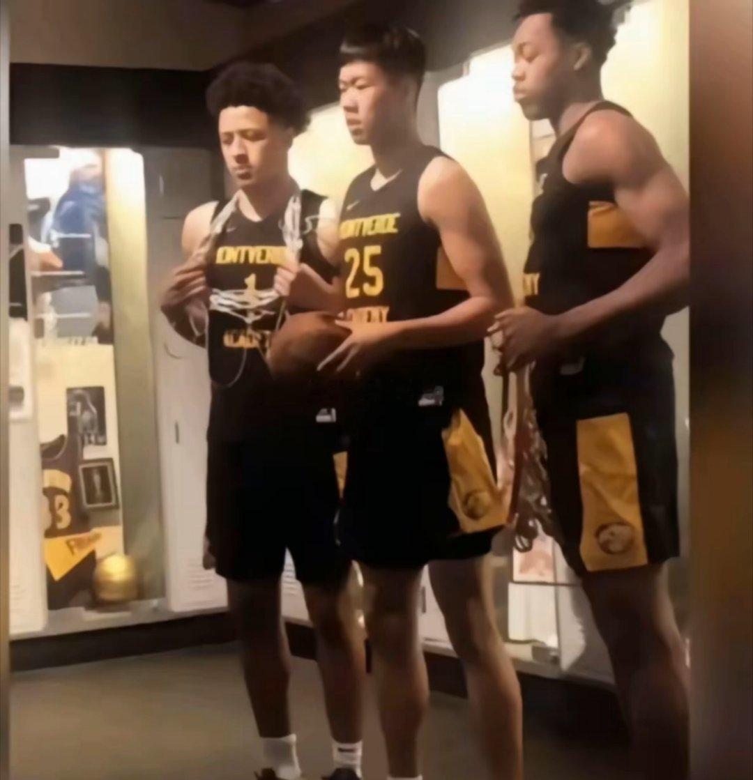 坎宁安和巴恩斯公认的最强队友，如果没有伤病，他至少能摸到NBA的地板。吴勇豪