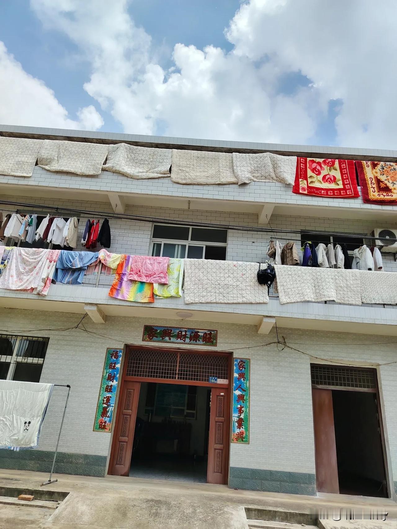 趁着孙女去黄陂外婆家去玩，我就将她的冬天的衣服都拿出来晾晒一下，前段时间梅雨季节