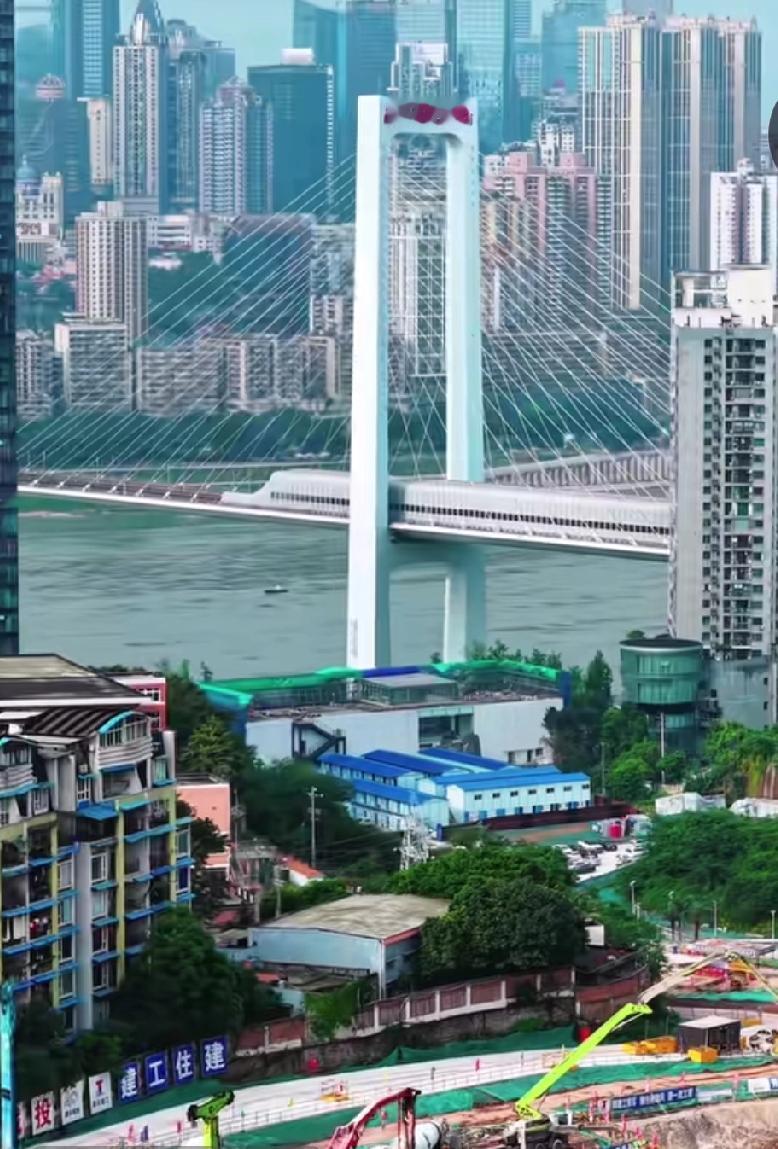 重庆南岸区南桥头工贸对面，有一大块空地，大家都知道，已经很多年停摆在那里了哦！好