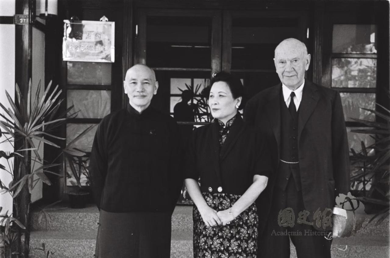 没想到退守台湾后的宋美龄见美国重要政客，居然连全套正装都没穿！这张存于台湾国史馆