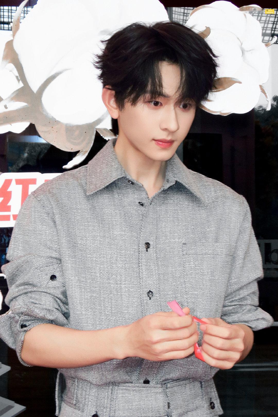 生活有那么多美好的何必拘泥于追星给你营造的美好世界呢。生活总得以自己为主，把握自