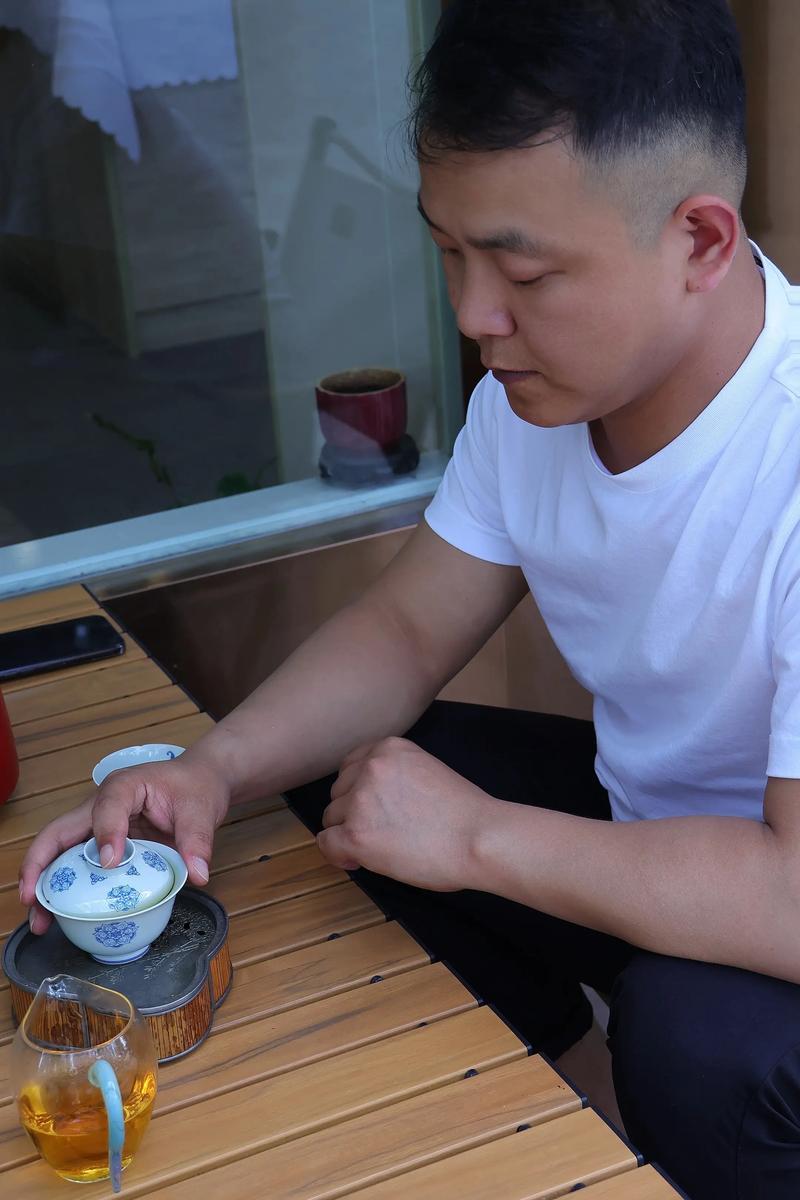 真心话茶局，那可是个有意思的地儿。茶局可不只是喝茶，更像是一场人心的“透视镜”。