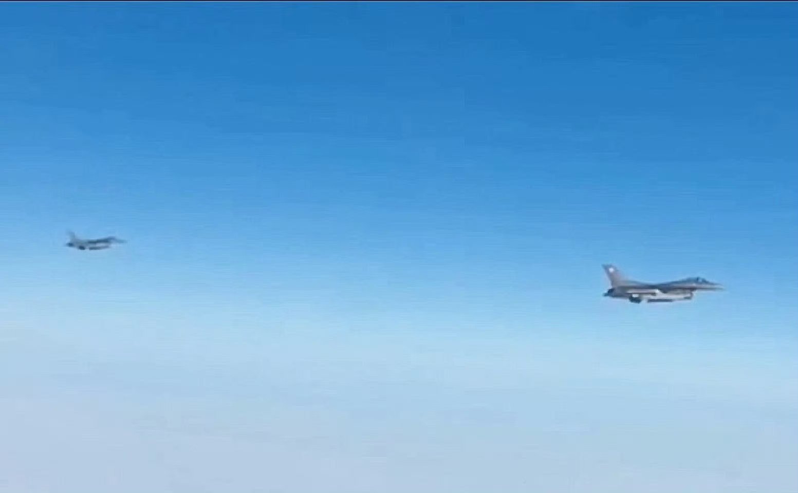 俄罗斯国防部公布了俄空天军在阿拉斯加防空识别区的飞行任务影像。俄军出动了图-95