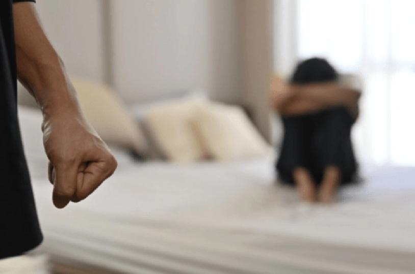 印度一名性侵案代理律师将委托人骗至旅馆，再次对其实施侵犯。警方追捕时，他试图逃跑