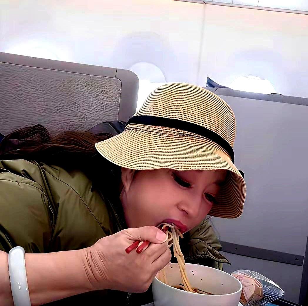 真没想到，76岁的刘晓庆状态这么好。

在飞机上，她没一点架子，就那么自然地吃着