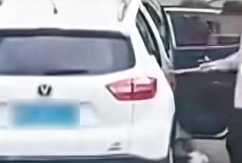 真的没想到洗手间这个东西，现在都有人拿
广西，一个公共停车场来了一辆轿车，下车的