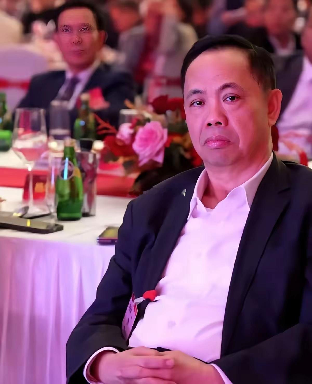 刷到绿景老板那张苦瓜脸，我一下就懂了。白石洲那十几栋74层的楼，怕是真的要把他这