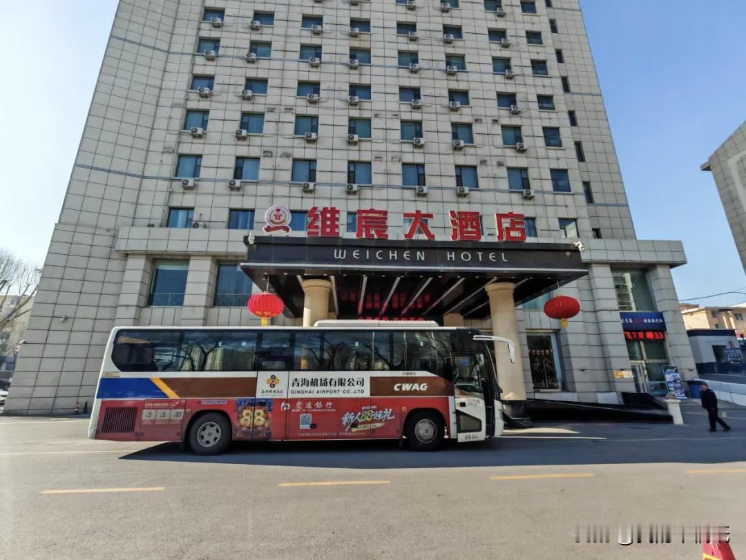 注意啦！西宁机场巴士1号线乘车点换地方啦！以后赶飞机别再去火车站傻等，直接到八一