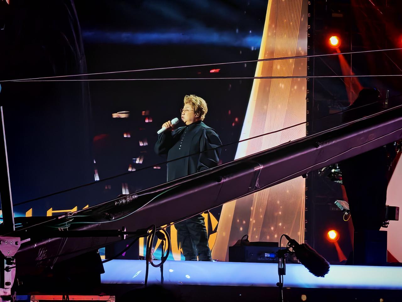 苏州奥体中心的灯光亮起时，没人会想到这是一场科技企业的年会，一众明星，萧敬腾、毛