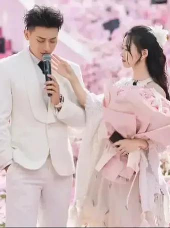 今天娱乐圈最大的喜事莫过于黄子韬求婚徐艺洋了！ 当看到现场一片粉红色花...