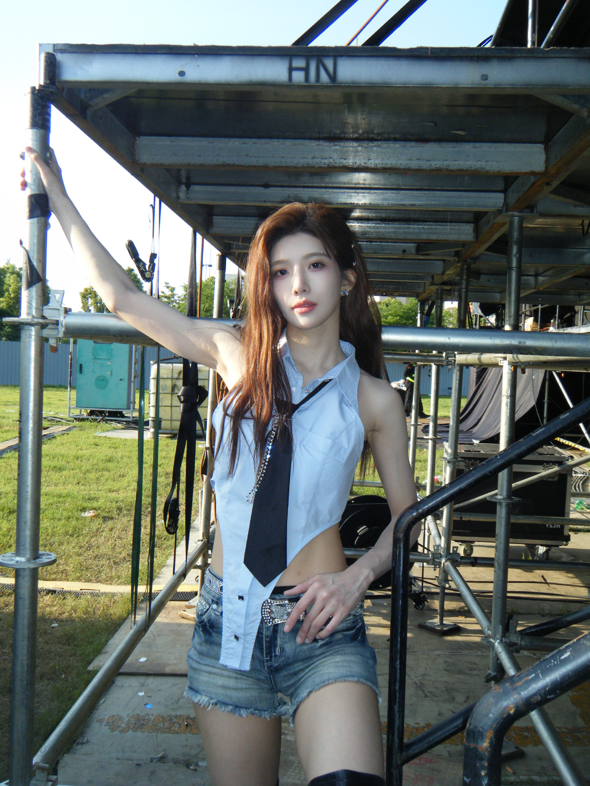 沈梦瑶辣妹露腰装沈梦瑶今晚最新营业🈶美式蓝色无袖衬衫搭配短裤好辣手臂还有肌肉太