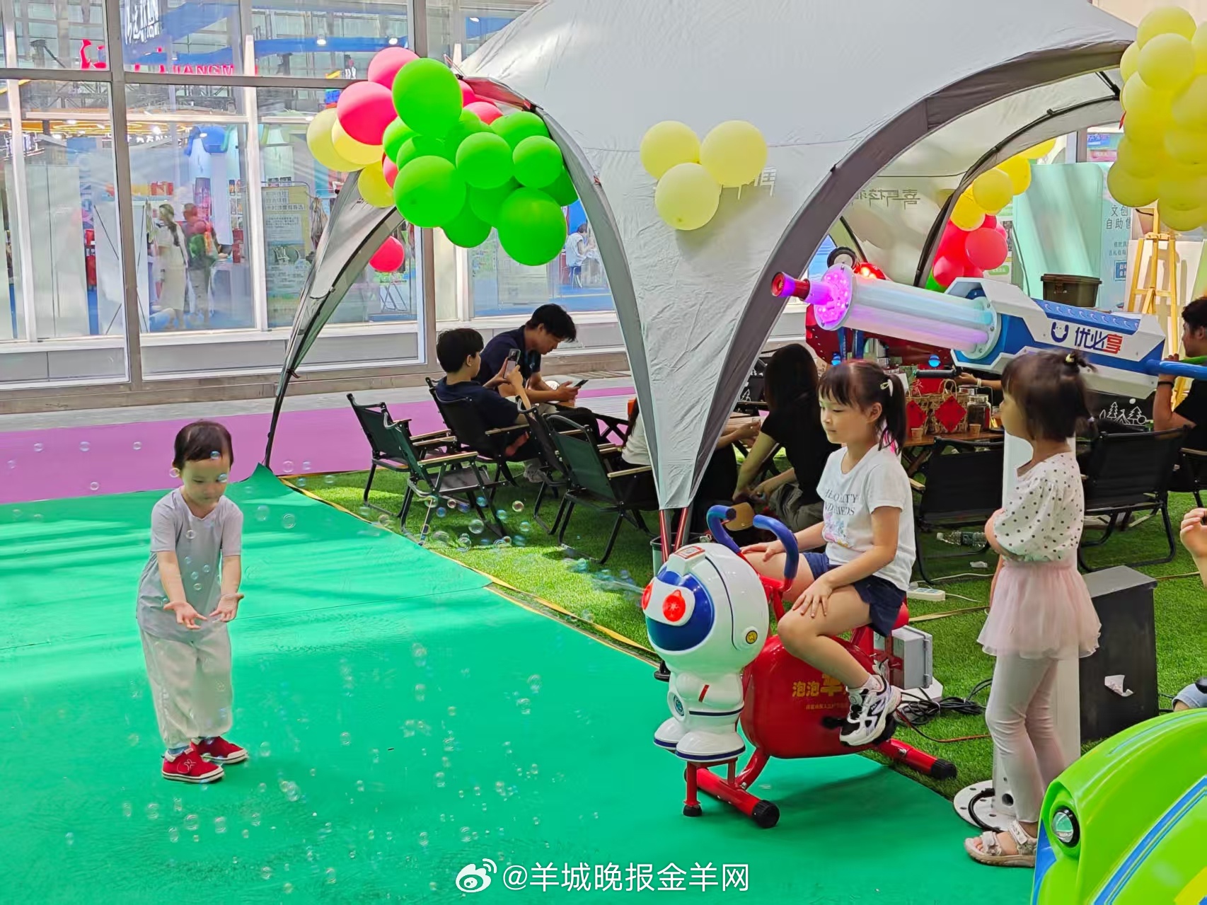 #2025广东旅博会# 【帐篷+泡泡机+房车，悠闲户外体验引爆广东旅博会“粤潮生