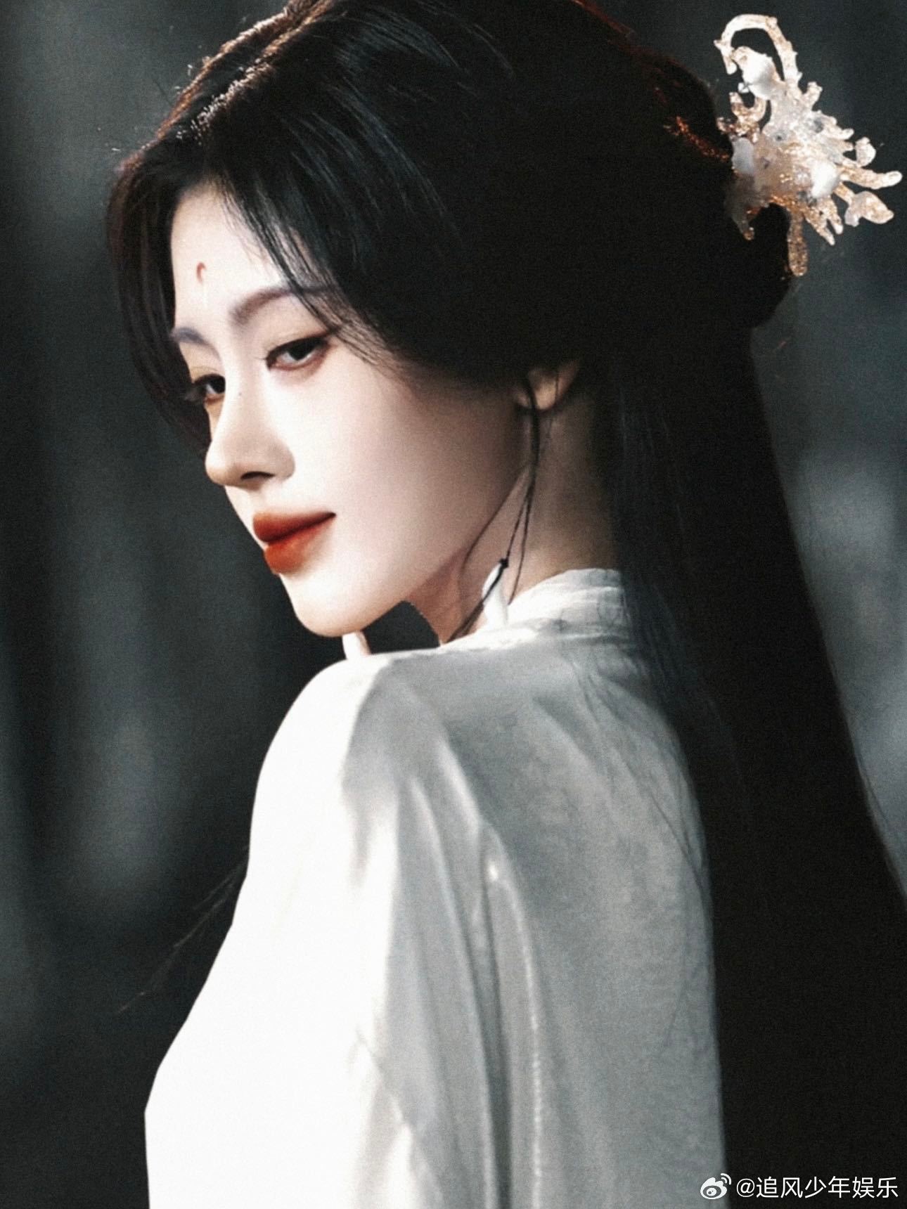 鞠婧祎演的魅惑狐妖 每一次眼神的流转都像风拂过水面，露芜衣的魅力从骨子里散发，鞠