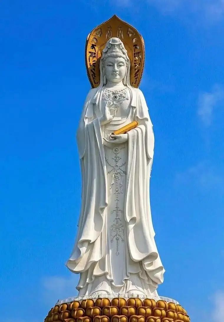 #恭迎佛菩萨圣像#
临近地藏王菩萨圣诞日，九华山的祭祀队伍也越来越壮大，各路信众
