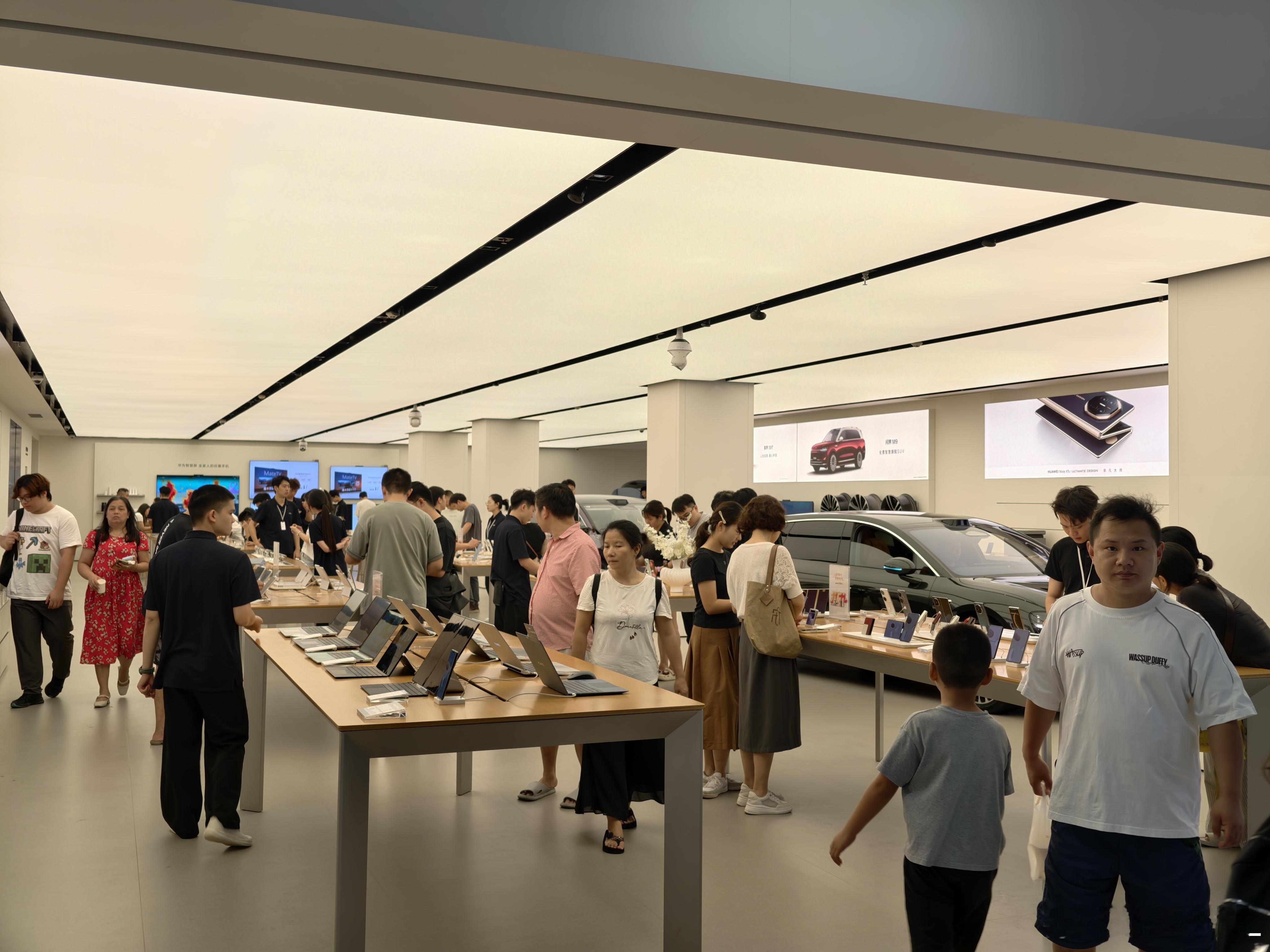 这商场都快关门了。华为门店居然人还这么多？！！ ​​​