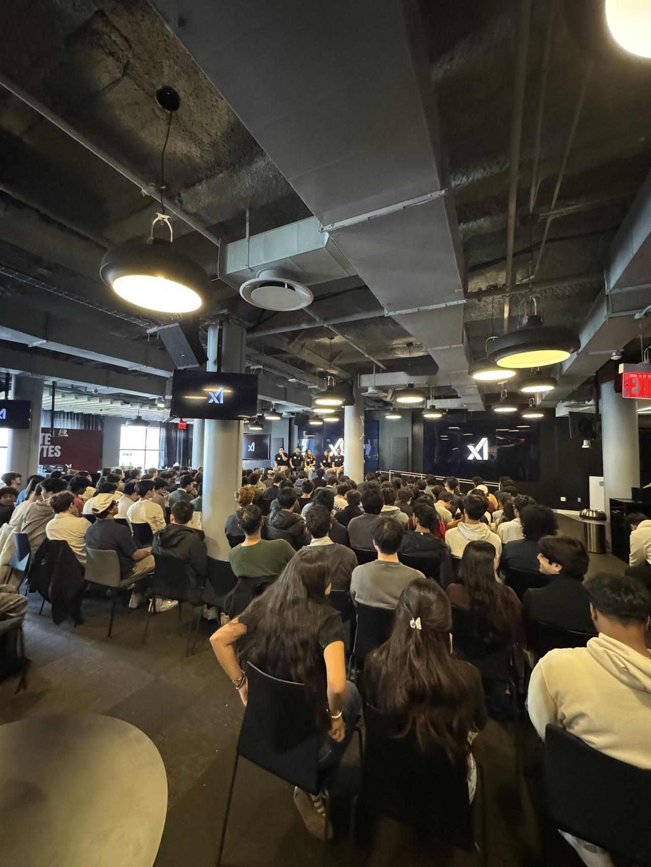 🚨快讯：xAI 在纽约举办的首场活动挤满了超过 600 名顶尖工程系学生！
座