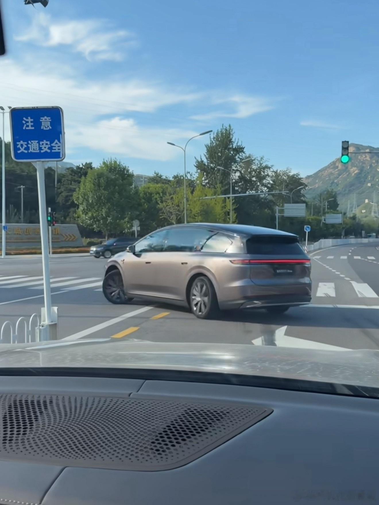 刷到了无伪实拍！理想i9 Home就这么水灵灵的上路了~转弯半径很小 后轮转向角