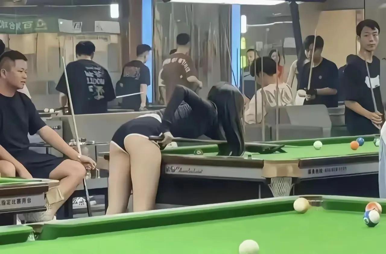 有规定打台球必须穿短裤吗？没听说过啊，台球女王潘晓婷也不是这个穿着啊，你这不是成